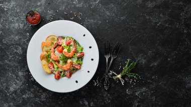 Karides ve kiraz domatesli sebze salatası. Karidesli Sezar salatası. Üst Manzara. Metnin için boş yer.