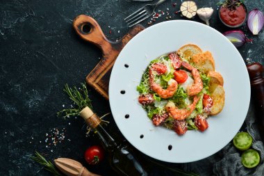 Karides ve kiraz domatesli sebze salatası. Karidesli Sezar salatası. Üst Manzara. Metnin için boş yer.