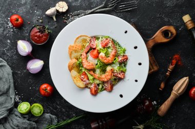 Karides ve kiraz domatesli sebze salatası. Karidesli Sezar salatası. Üst Manzara. Metnin için boş yer.