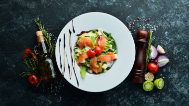 Tuzlu somon ve kiraz domatesli sebze salatası. Somonlu Sezar salatası. Üst Manzara. Metnin için boş yer.