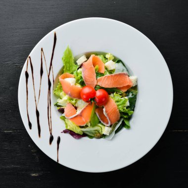 Tuzlu somon ve kiraz domatesli sebze salatası. Somonlu Sezar salatası. Üst Manzara. Metnin için boş yer.