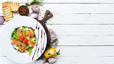 Tuzlu somon ve kiraz domatesli sebze salatası. Somonlu Sezar salatası. Üst Manzara. Metnin için boş yer.