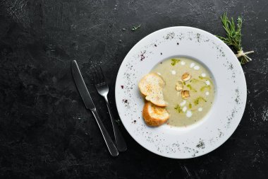 Mantar kremalı çorba. Üst Manzara. Metnin için boş yer.