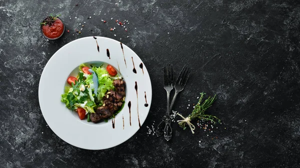 Gemüsesalat Mit Kalbfleisch Salat Kalbfleisch Pinienkerne Kirschtomaten Ansicht Von Oben — Stockfoto