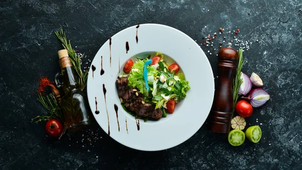 Ensalada Verduras Con Ternera Lechuga Ternera Piñones Tomates Cherry Vista — Foto de Stock