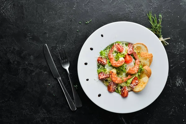 새우와 토마토와 샐러드 새우를 곁들인 샐러드 위에서 문자가 들어갈 수있는 — 스톡 사진