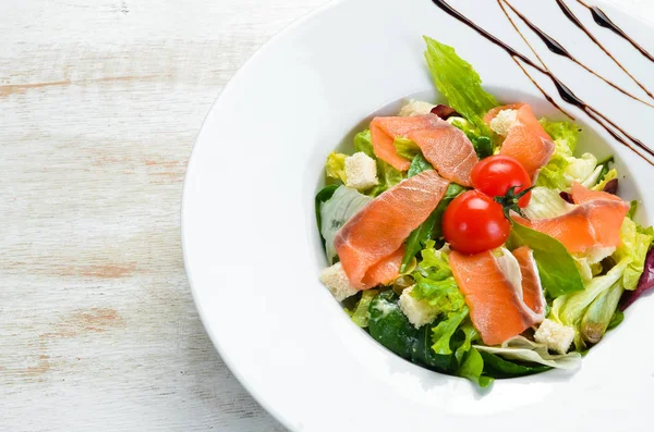 Insalata Verdure Con Salmone Salato Pomodorini Insalata Cesare Con Salmone — Foto Stock