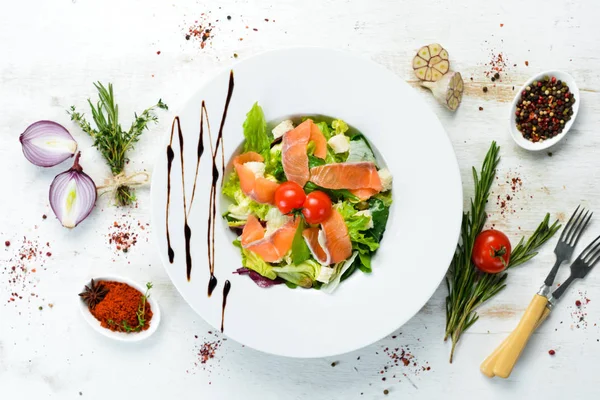 Insalata Verdure Con Salmone Salato Pomodorini Insalata Cesare Con Salmone — Foto Stock