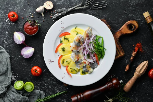 平底锅上有土豆和洋葱的鲱鱼 乌克兰传统烹饪 顶部视图 给你的文章腾出地方 — 图库照片