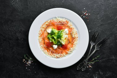 Kırmızı havyarlı somon carpaccio. Üst Manzara. Metnin için boş yer.