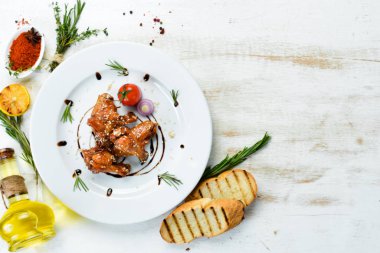 Ballı tavuk kanadı. Bufalo kanatları. Üst Manzara. Metnin için boş yer.