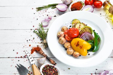 Izgara sebze: kabak, domates, kırmızı biber, soğan. Üst Manzara. Metnin için boş yer.