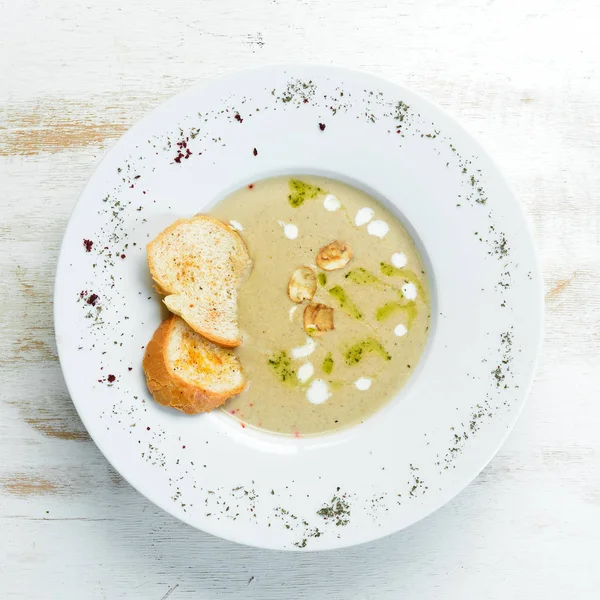 Mantar kremalı çorba. Üst Manzara. Metnin için boş yer.