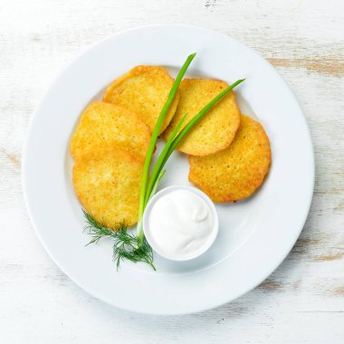 Ekşi kremalı ve soğanlı patatesli gözleme. Üst Manzara. Metnin için boş yer.