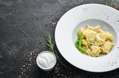Patatesli börek, tereyağı ve ekşi krema. Ukrayna geleneksel mutfağı. Üst Manzara. Metnin için boş yer.