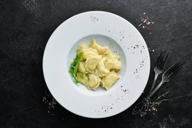 Patatesli börek, tereyağı ve ekşi krema. Ukrayna geleneksel mutfağı. Üst Manzara. Metnin için boş yer.