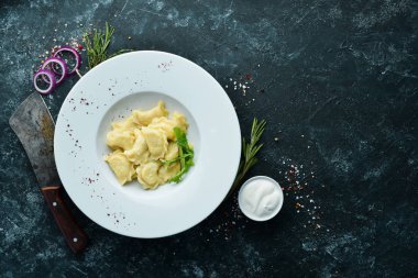 Patatesli börek, tereyağı ve ekşi krema. Ukrayna geleneksel mutfağı. Üst Manzara. Metnin için boş yer.