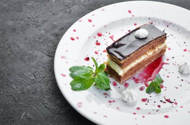 Çikolatalı, kremalı ve naneli kek. Üst Manzara. Metnin için boş yer.