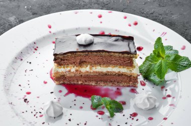 Çikolatalı, kremalı ve naneli kek. Üst Manzara. Metnin için boş yer.