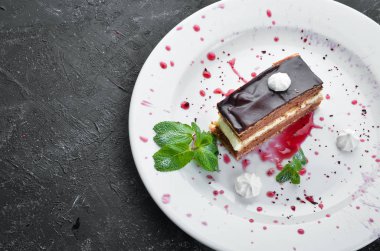 Çikolatalı, kremalı ve naneli kek. Üst Manzara. Metnin için boş yer.