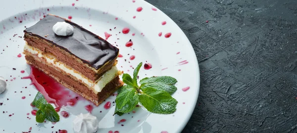 Çikolatalı, kremalı ve naneli kek. Üst Manzara. Metnin için boş yer.