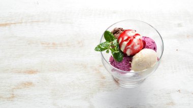 Tatlı. Çilek soslu renkli dondurma. Üst Manzara. Metnin için boş yer.