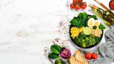 Yeşil sebze kasesi Buda. Kinoa, yeşil bezelye, mısır, ıspanak, brokoli, yumurta. Sağlıklı yiyecekler. Üst Manzara. Metnin için boş yer.