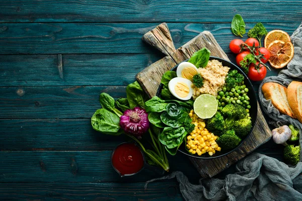 Zelená Zeleninová Mísa Buddha Quinoa Hrách Kukuřice Špenát Brokolice Vejce — Stock fotografie