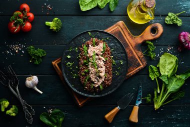 Ton balığı ve chia tohumlu kinoa. Süper yemek. Sağlıklı yiyecekler. Üst Manzara. Metnin için boş yer.