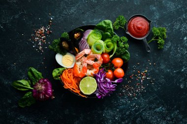 Buda kâsesi dolusu deniz ürünü. Karides, midye, lahana, vişneli domates, ıspanak. Deniz ürünleri tabakları. Üst Manzara. Metnin için boş yer.