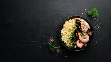 Asya Geleneksel Mutfağı. Karides ve midyeli erişte. Deniz ürünleri tabakları. Üst Manzara. Metnin için boş yer.