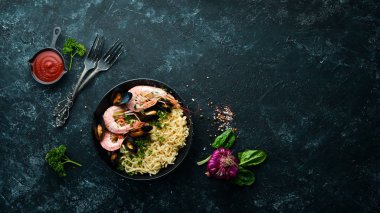 Asya Geleneksel Mutfağı. Karides ve midyeli erişte. Deniz ürünleri tabakları. Üst Manzara. Metnin için boş yer.