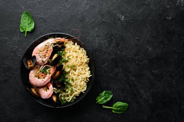 Asya Geleneksel Mutfağı. Karides ve midyeli erişte. Deniz ürünleri tabakları. Üst Manzara. Metnin için boş yer.