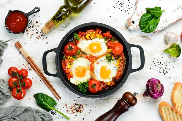 야채와 토마토 파프리카 프라이팬에 넣는다 위에서 문자가 들어갈 수있는 빈자리 — 스톡 사진