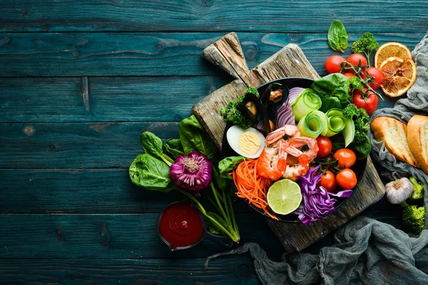 Buddha Bowl Seafood Shrimp Mussels Cabbage Cherry Tomatoes Spinach Seafood — Stock Photo, Image