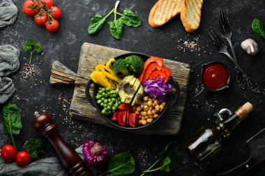 Buda kasesi: nohut, avokado, brokoli, paprika, yeşil bezelye, domates. Sebze salatası. Üst Manzara. Metnin için boş yer.