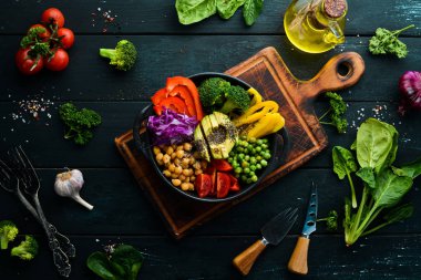 Buda kasesi: nohut, avokado, brokoli, paprika, yeşil bezelye, domates. Sebze salatası. Üst Manzara. Metnin için boş yer.