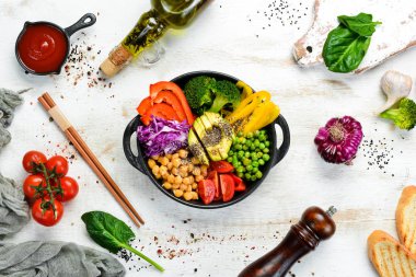 Buda kasesi: nohut, avokado, brokoli, paprika, yeşil bezelye, domates. Sebze salatası. Üst Manzara. Metnin için boş yer.