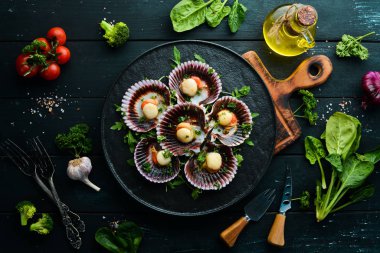 Maydanoz ve baharatla kabuklu fırında deniz tarağı. Üst Manzara. Metnin için boş yer.