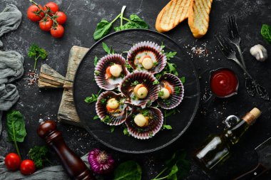 Maydanoz ve baharatla kabuklu fırında deniz tarağı. Üst Manzara. Metnin için boş yer.