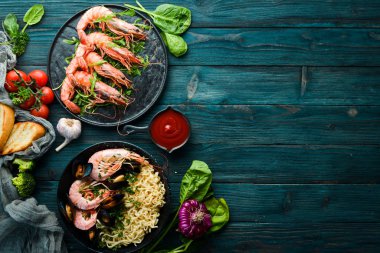 Deniz ürünleri tabakları. Asya mutfağı. Üst Manzara. Metnin için boş yer.