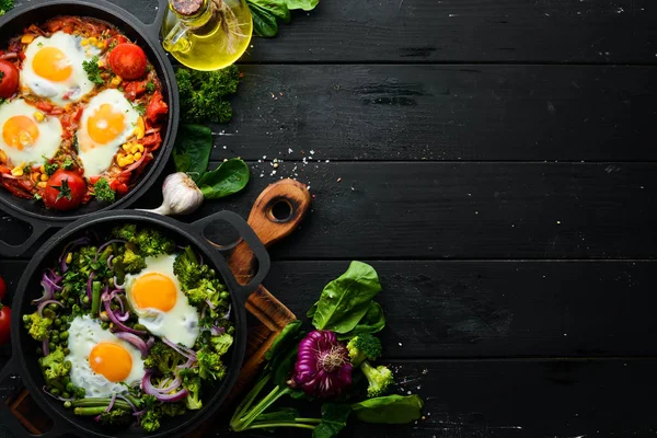 Yapımı Omlet Shuka Kahvaltısı Geleneksel Arap Yemekleri Üst Manzara Metnin — Stok fotoğraf