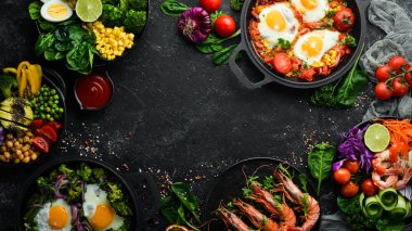 Yiyecekler. Tabakları masaya koyun. Dünyanın geleneksel mutfakları. Üst Manzara. Metnin için boş yer.