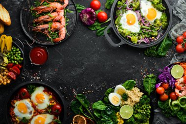 Yiyecekler. Tabakları masaya koyun. Dünyanın geleneksel mutfakları. Üst Manzara. Metnin için boş yer.