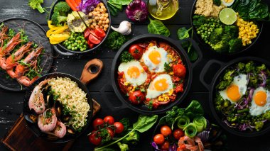 Yiyecekler. Tabakları masaya koyun. Dünyanın geleneksel mutfakları. Üst Manzara. Metnin için boş yer.