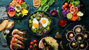 Yiyecekler. Tabakları masaya koyun. Dünyanın geleneksel mutfakları. Üst Manzara. Metnin için boş yer.