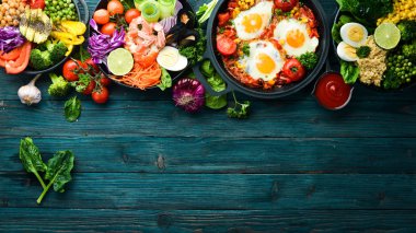 Yiyecekler. Tabakları masaya koyun. Dünyanın geleneksel mutfakları. Üst Manzara. Metnin için boş yer.