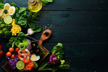 Yemek arkaplanı. Mutfak masasında sebzeler, baharatlar ve otlar var. Üst Manzara. Metnin için boş yer.