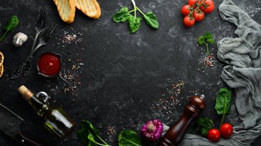 Yemek arkaplanı. Mutfak masasında sebzeler, baharatlar ve otlar var. Üst Manzara. Metnin için boş yer.