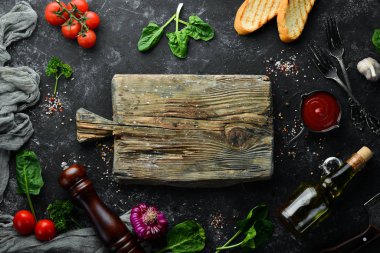 Yemek arkaplanı. Mutfak masasında sebzeler, baharatlar ve otlar var. Üst Manzara. Metnin için boş yer.